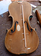 Violine mit Stimmriss und doppeltem Bassbalkenriss