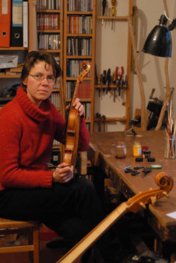 Geigenbauerin Renate Fink